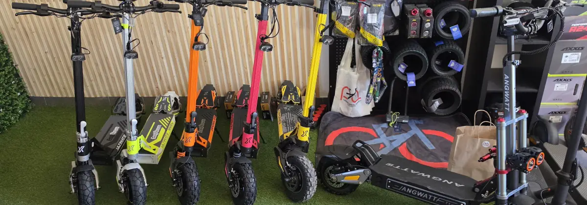 Vários modelos de trotinetes elétricas expostos na loja